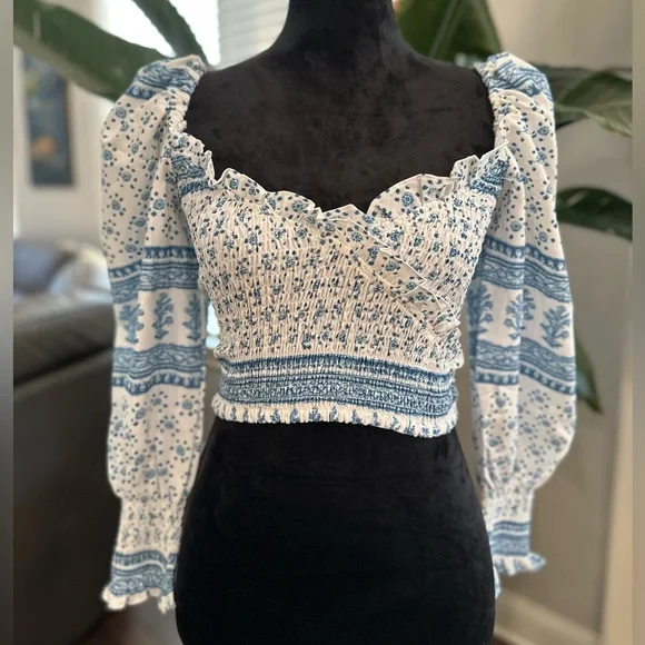 ✨NWT✨ 70°F/21°C Long Smocked Balloon Sleeve Crop Top Women Large White Blue - Picture 3 of 13